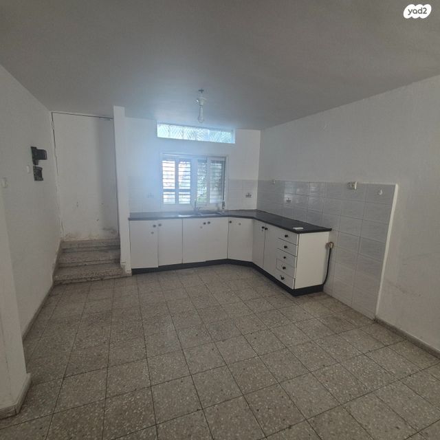 דו משפחתי, אבן גבירול, רחובות