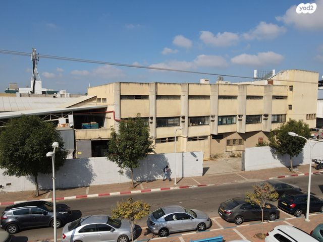 מבני תעשיה, אזור