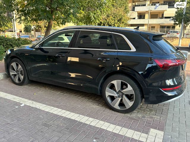 מודעת רכב אאודי E-tron