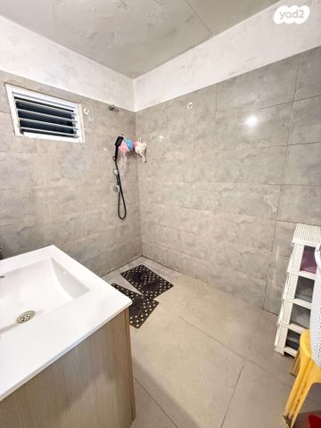 דירה, יהודה אלקלעי, נווה אלון, עכו