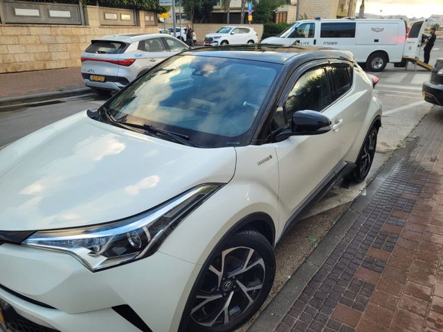 מודעת רכב טויוטה C-HR