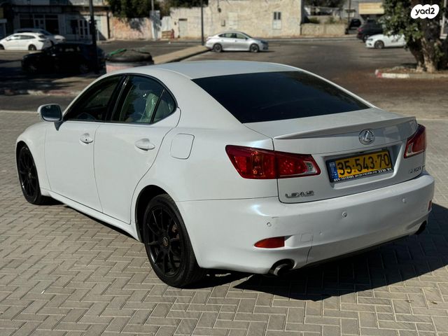 לקסוס IS