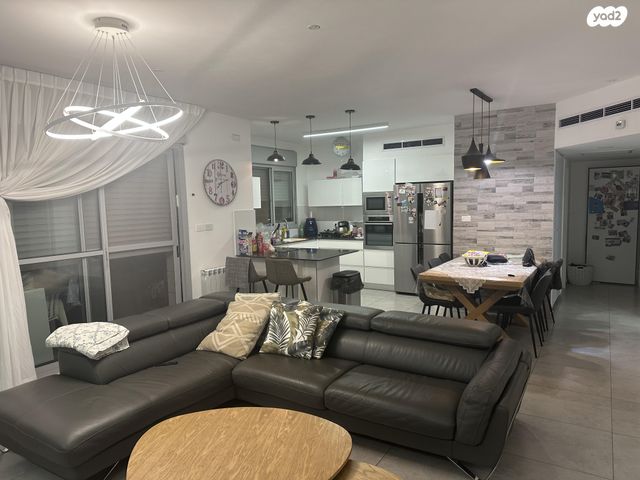 דירה, דוכיפת 12, סנסן, צור הדסה