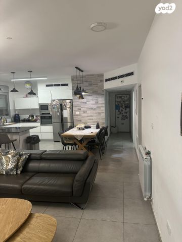 דירה, דוכיפת 12, סנסן, צור הדסה