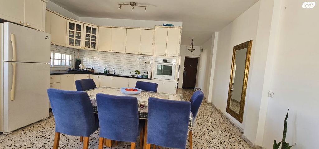 דירה, יחזקאל דנין, בת ים