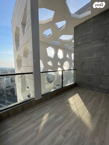 גג/ פנטהאוז, יציאת אירופה תש"ז, קרית שפרינצק, חיפה