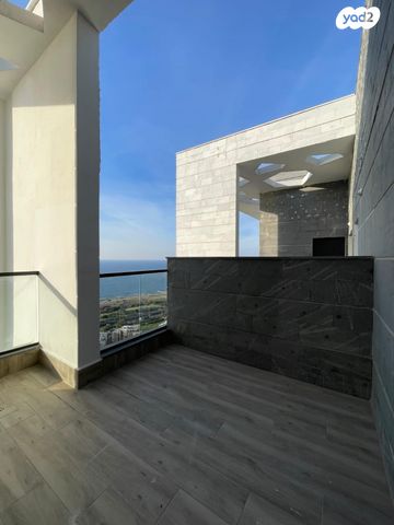 גג/ פנטהאוז, יציאת אירופה תש"ז, קרית שפרינצק, חיפה