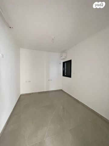 גג/ פנטהאוז, יציאת אירופה תש"ז, קרית שפרינצק, חיפה