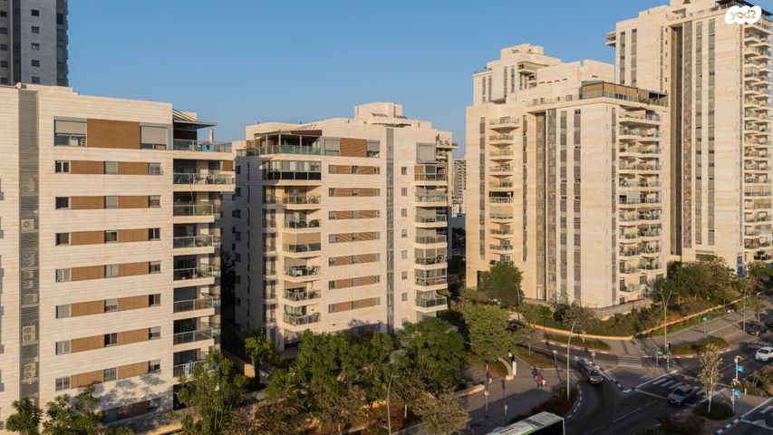 דירה, חיים הרצוג, פסגות אפק, ראש העין