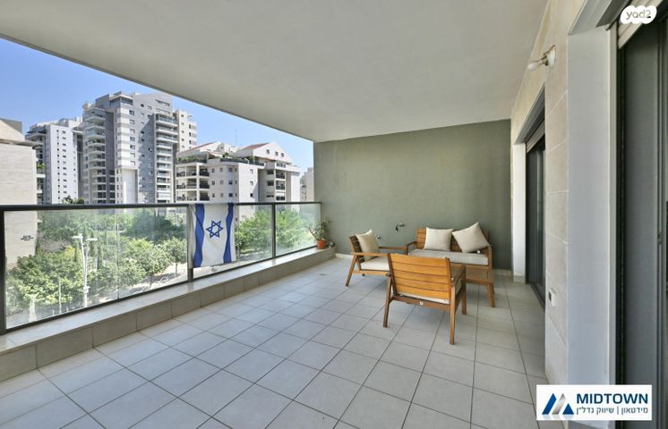 דירה, דוד זהבי, הזמר העברי, כפר סבא