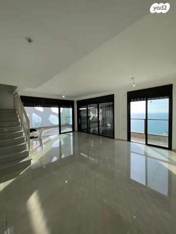 גג/ פנטהאוז, יציאת אירופה תש"ז, קרית שפרינצק, חיפה