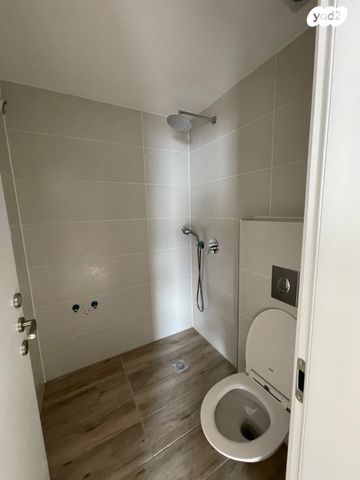 גג/ פנטהאוז, יציאת אירופה תש"ז, קרית שפרינצק, חיפה