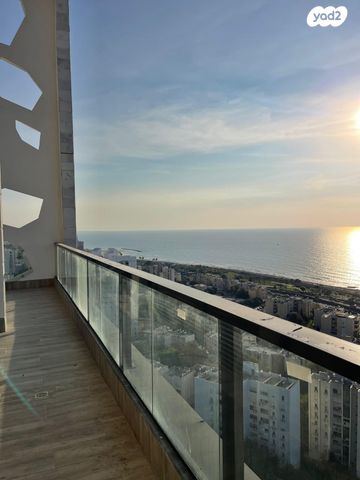 גג/ פנטהאוז, יציאת אירופה תש"ז, קרית שפרינצק, חיפה