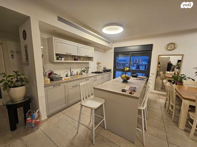 דירה, דבורה הנביאה, נגבה, רמת גן