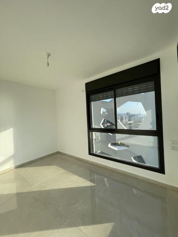 גג/ פנטהאוז, יציאת אירופה תש"ז, קרית שפרינצק, חיפה