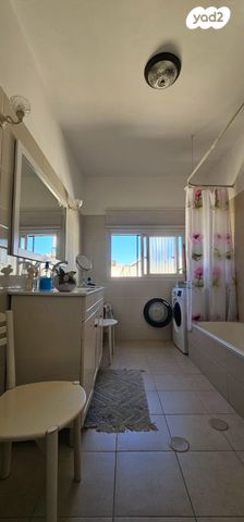 דירה, יחזקאל דנין, בת ים