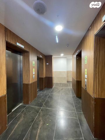 גג/ פנטהאוז, יציאת אירופה תש"ז, קרית שפרינצק, חיפה