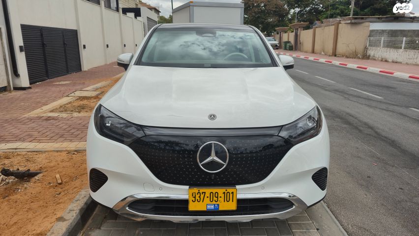 מודעת רכב מרצדס-בנץ EQE SUV