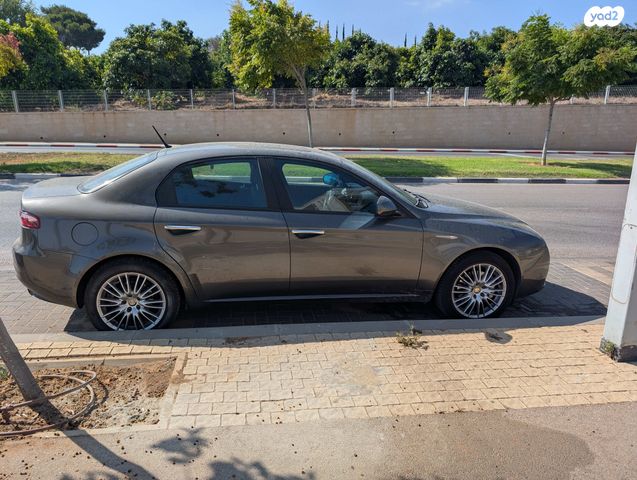 מודעת רכב אלפא רומיאו 159