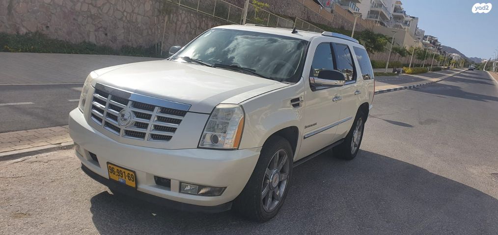 מודעת רכב קאדילק אסקלייד