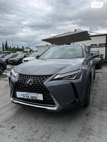 מודעת רכב לקסוס UX