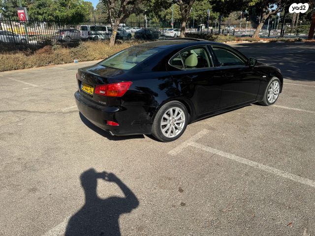 לקסוס IS