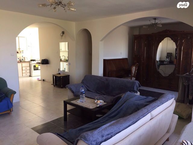 דירה, תשי"ג 10, פנחס ספיר, מגדל העמק