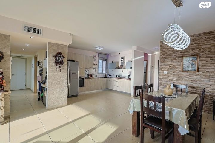 דירה, הרב ישעיהו משורר, הדר גנים, פתח תקווה