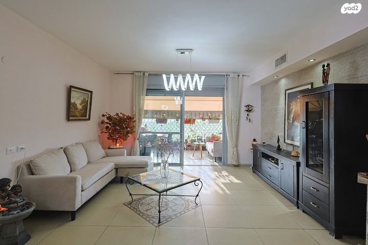 דירה, הרב ישעיהו משורר, הדר גנים, פתח תקווה