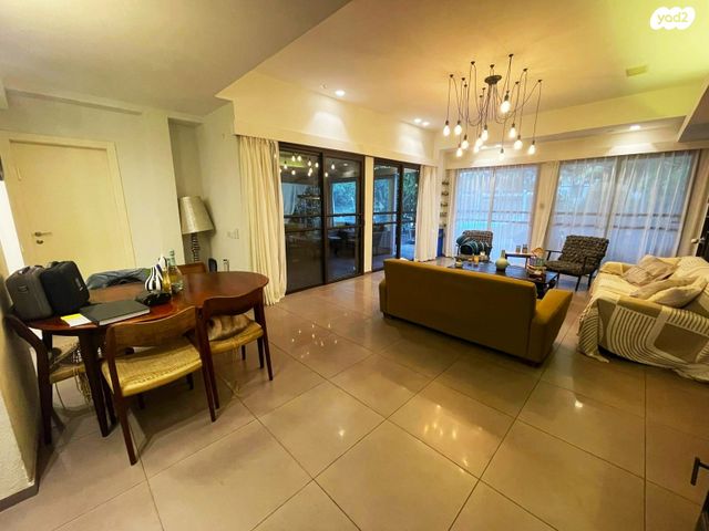 דו משפחתי, האחות חיה אוסטר, קרית קריניצי, רמת גן