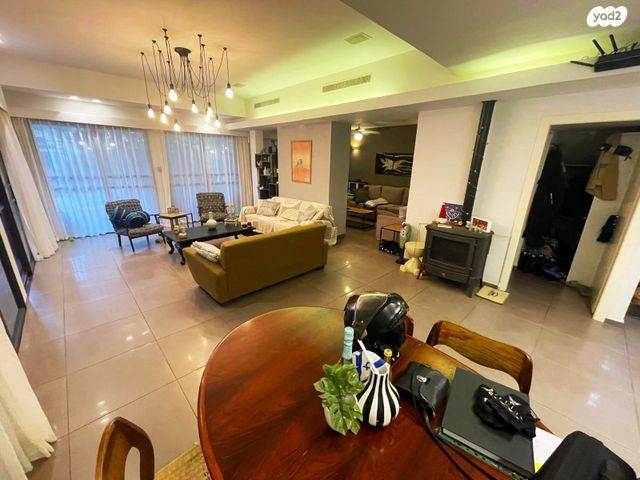 דו משפחתי, האחות חיה אוסטר, קרית קריניצי, רמת גן