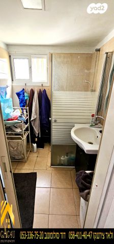 דירה, תשי"ג, פנחס ספיר, מגדל העמק