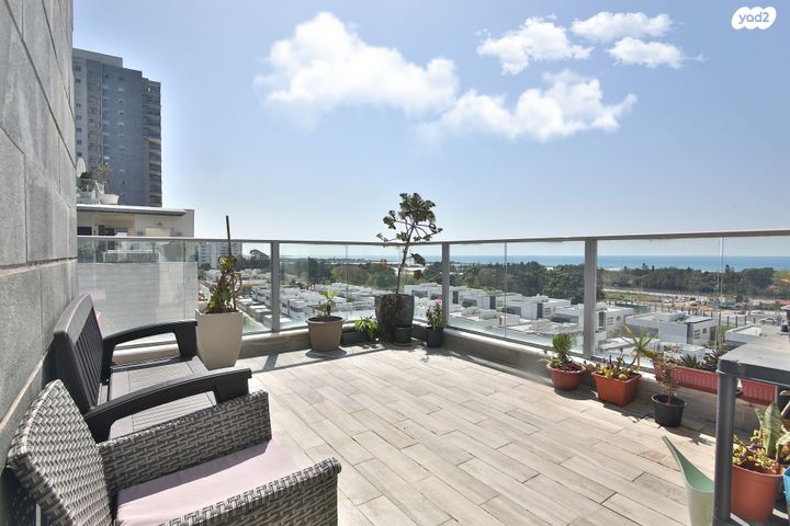 גג/ פנטהאוז, שדרות יצחק שמיר, גלי כרמל, טירת כרמל