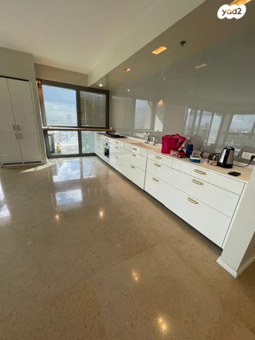 ניסים אלוני 