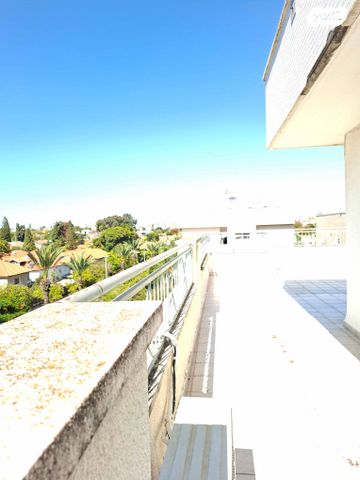 טריפלקס, הנשיאים 2, קרית ויצמן, רעננה