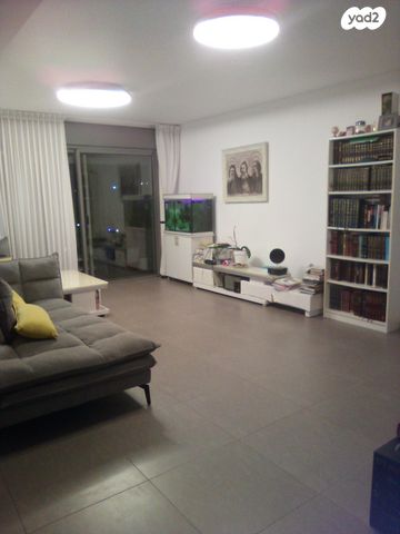 דירה, שדרות הרצל 28, נאות שמיר, יבנה