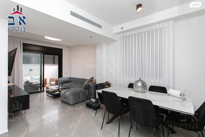 דירת גן, אצ"ל, שז"ר / דקר, טירת כרמל