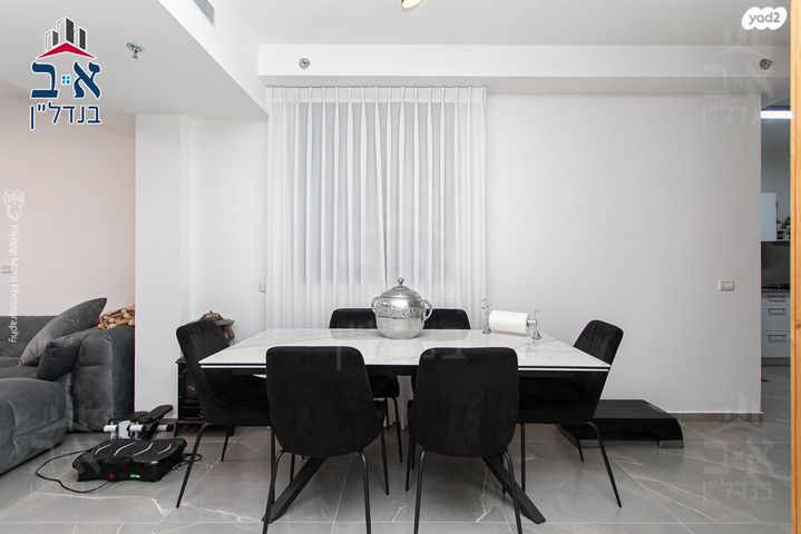 דירת גן, אצ"ל, שז"ר / דקר, טירת כרמל