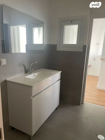 דירה, אברבנאל, רמב"ם, ראשון לציון