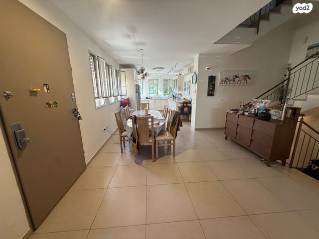 דו משפחתי, בנות חיל, ראשון לציון