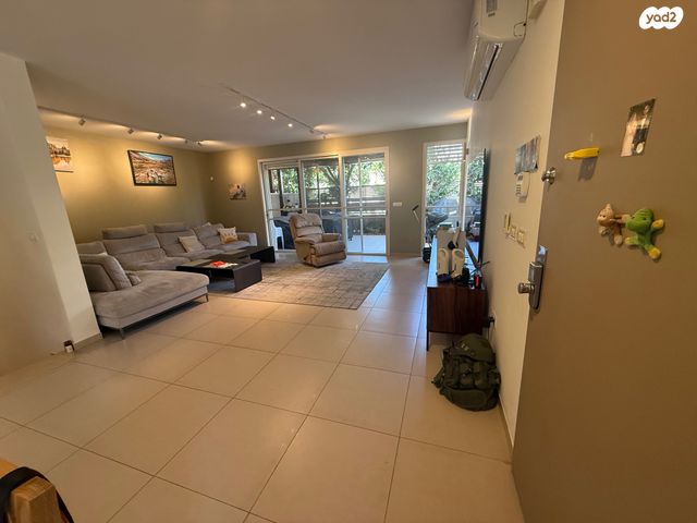 דו משפחתי, בנות חיל, ראשון לציון