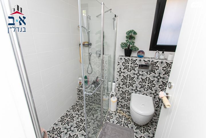 דירת גן, אצ"ל, שז"ר / דקר, טירת כרמל