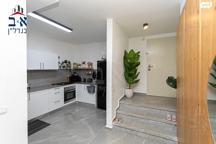 דירת גן, אצ"ל, שז"ר / דקר, טירת כרמל