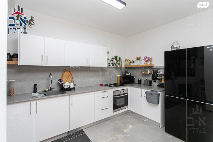 דירת גן, אצ"ל, שז"ר / דקר, טירת כרמל