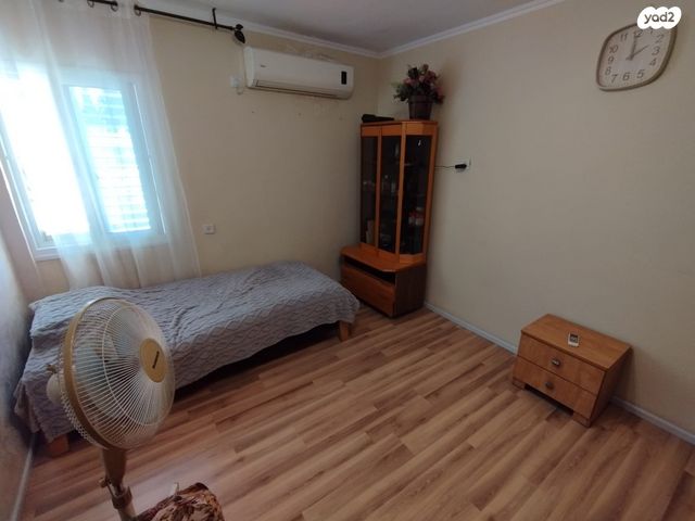 דירה, החרוב, המיסדים, כרמיאל