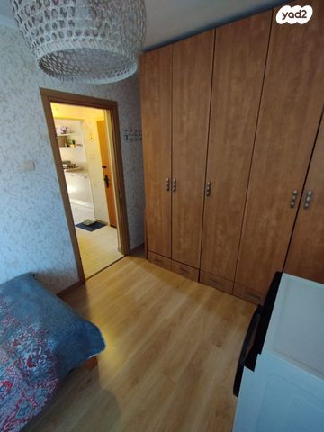 דירה, החרוב, המיסדים, כרמיאל