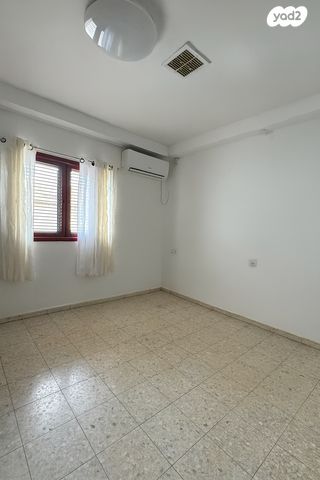 יחידת דיור, חיים לסקוב, יגאל אלון, קרית מלאכי