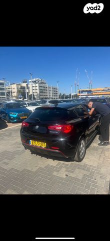 מודעת רכב אלפא רומיאו ג'ולייטה