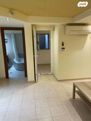 מרתף/ פרטר, החרוב 7, שאר העיר, כפר יונה