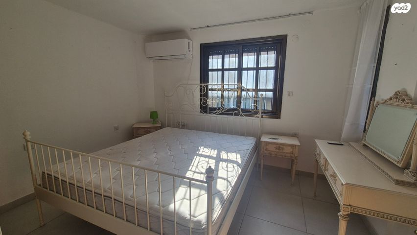 דו משפחתי, אורנית, אורנית